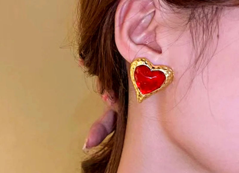 Corazon Red Heart Stud Earrings!!