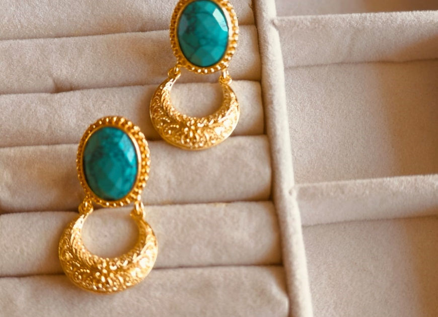 Chakor Green Illuminating dangle earrings!!